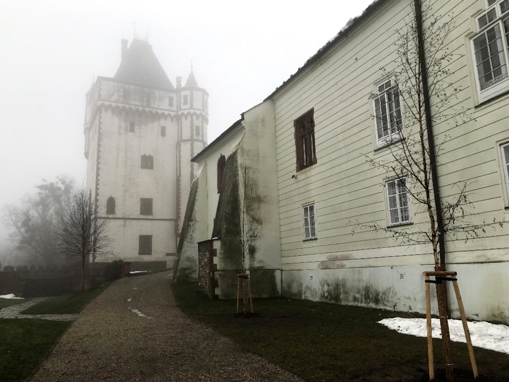 5 na hradě 6