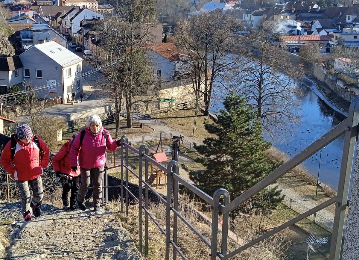 6 na hřbitov 01