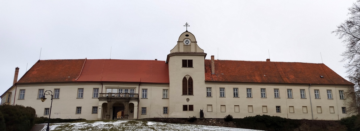 2 Lomnice zámek 01
